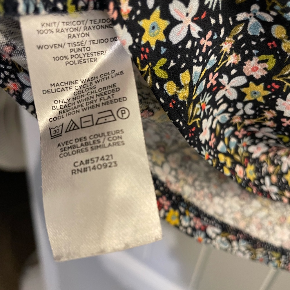 LOFT women’s Flutter sleeve shirt. Floral. Size Medium. 100% Rayon - Picture 12 of 12